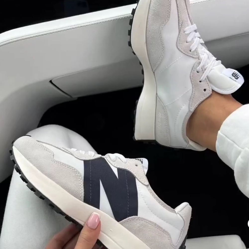 NWT New Balance 327 White & Black “N” Sneakers | Size 8.5 | EU 40